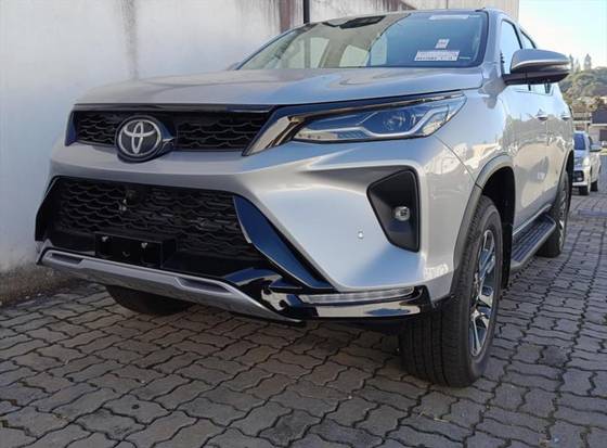 TOYOTA HILUX SW4 2.8 D-4D TURBO DIESEL SRX PLATINUM 7L 4X4 AUTOMÁTICO